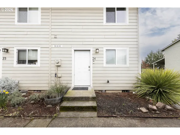 a view of a house with a backyard