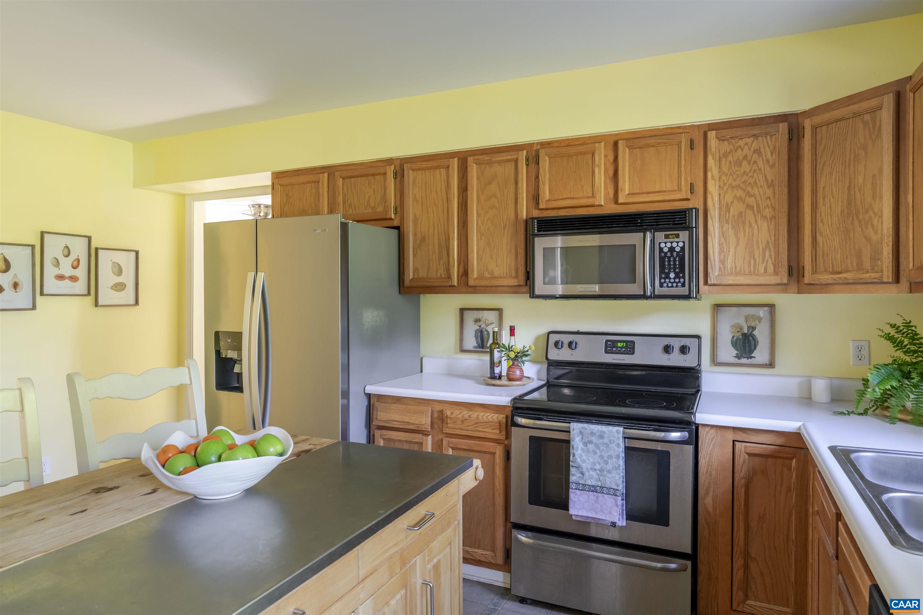 28 Bernice Lane Ruckersville, VA 22968 - Photo 11 of 40 a kitchen with stainless steel appliances a stove microwave and refrigerator