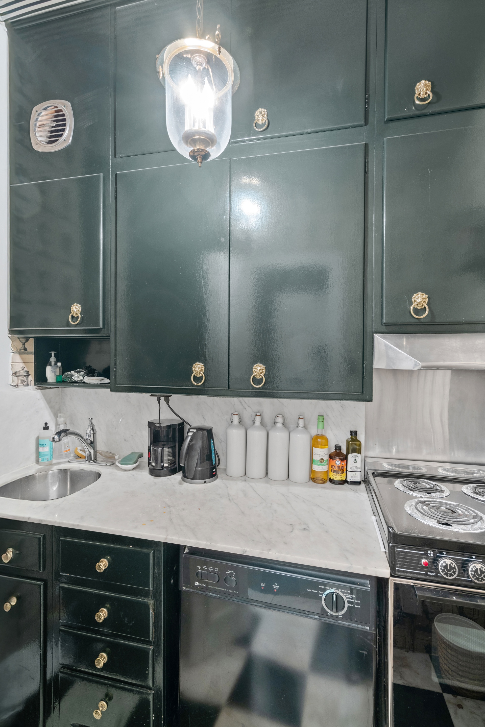 465 Park Avenue, Unit 8A Manhattan, NY 10022 - Photo 10 of 11 a bathroom with a sink and a mirror