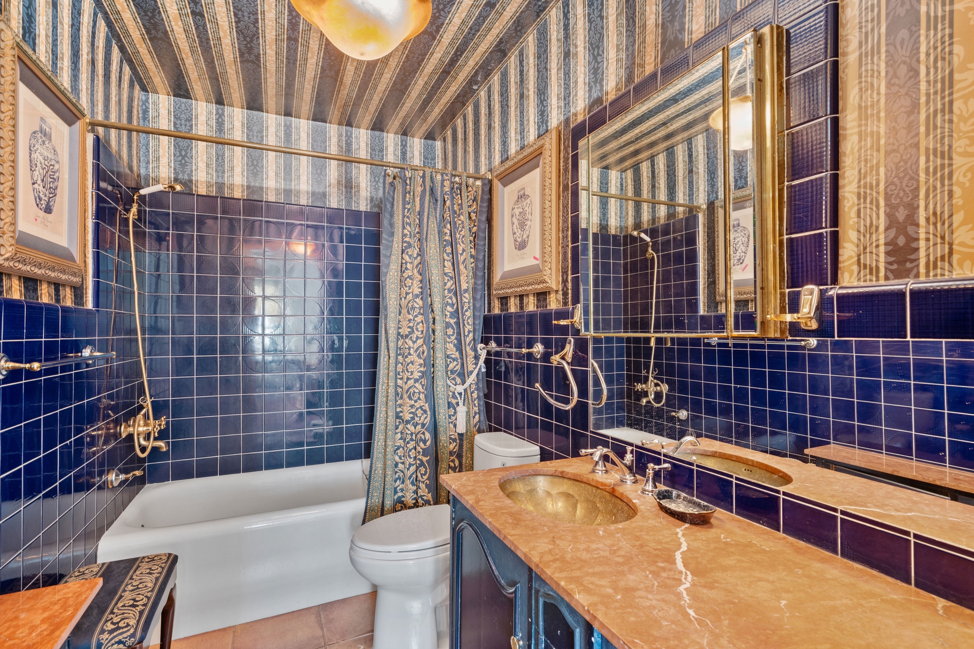 465 Park Avenue, Unit 8A Manhattan, NY 10022 - Photo 7 of 11 a bathroom with a sink and bathtub