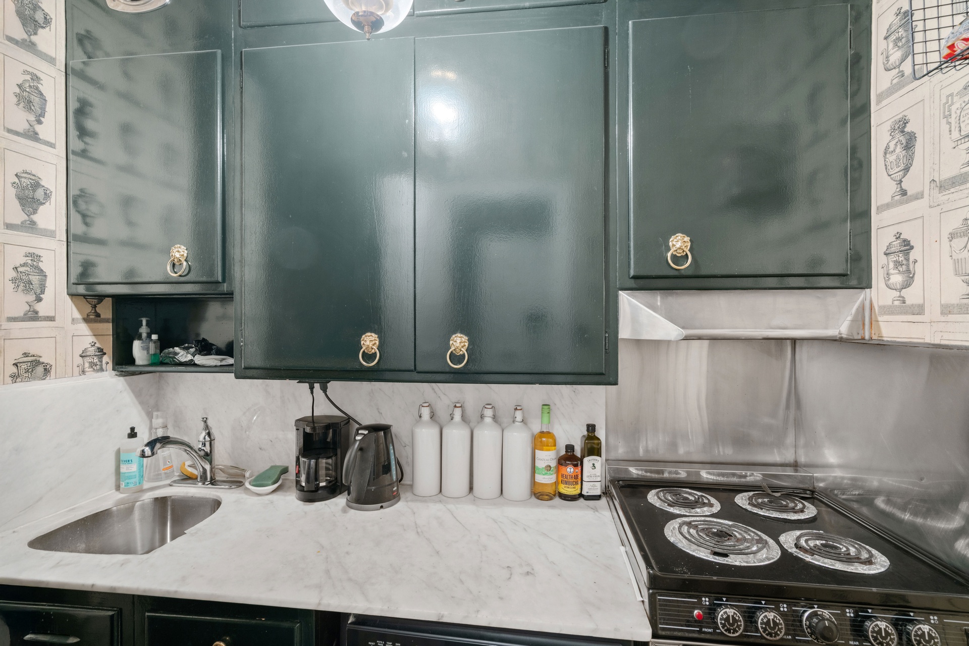 465 Park Avenue, Unit 8A Manhattan, NY 10022 - Photo 9 of 11 a bathroom with a sink and a mirror