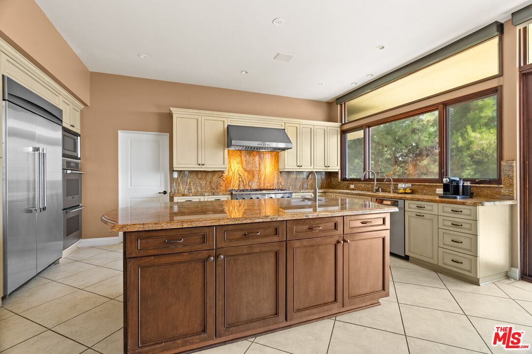 1915 Carla Ridge Beverly Hills, CA 90210 - Photo 13 of 20