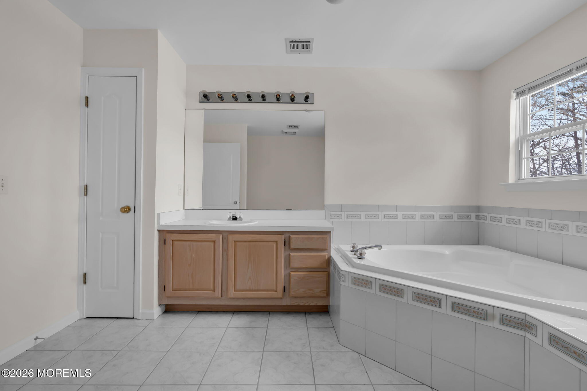 482 Meadowood Road Jackson, NJ 08527 - Photo 21 of 51 a bathroom with a tub sink and mirror