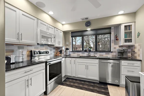 $325,000 | 7737 Golf Drive, Unit 303, Palos Heights, IL 60463