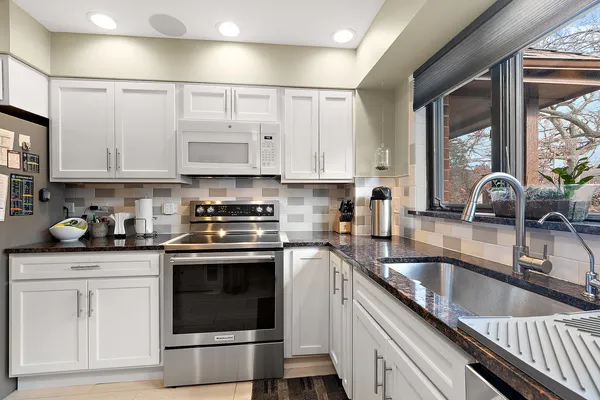 $325,000 | 7737 Golf Drive, Unit 303, Palos Heights, IL 60463
