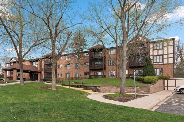 $325,000 | 7737 Golf Drive, Unit 303, Palos Heights, IL 60463