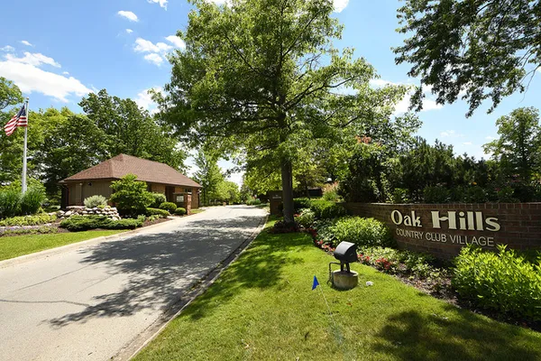 $325,000 | 7737 Golf Drive, Unit 303, Palos Heights, IL 60463