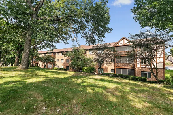 $325,000 | 7737 Golf Drive, Unit 303, Palos Heights, IL 60463