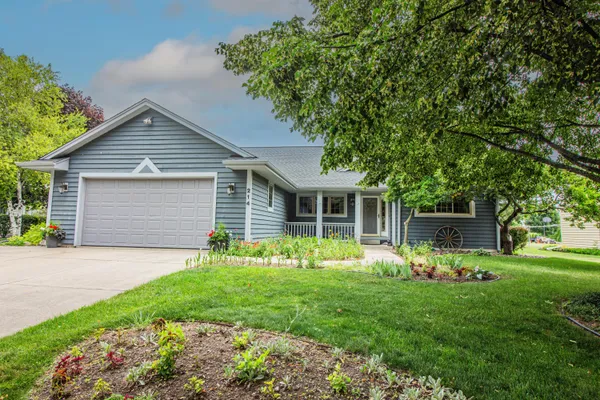 $519,900 | 214 South Cottrell Drive, Saukville, WI 53080