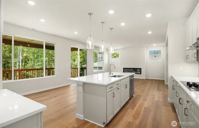 a large kitchen with kitchen island a large island in it