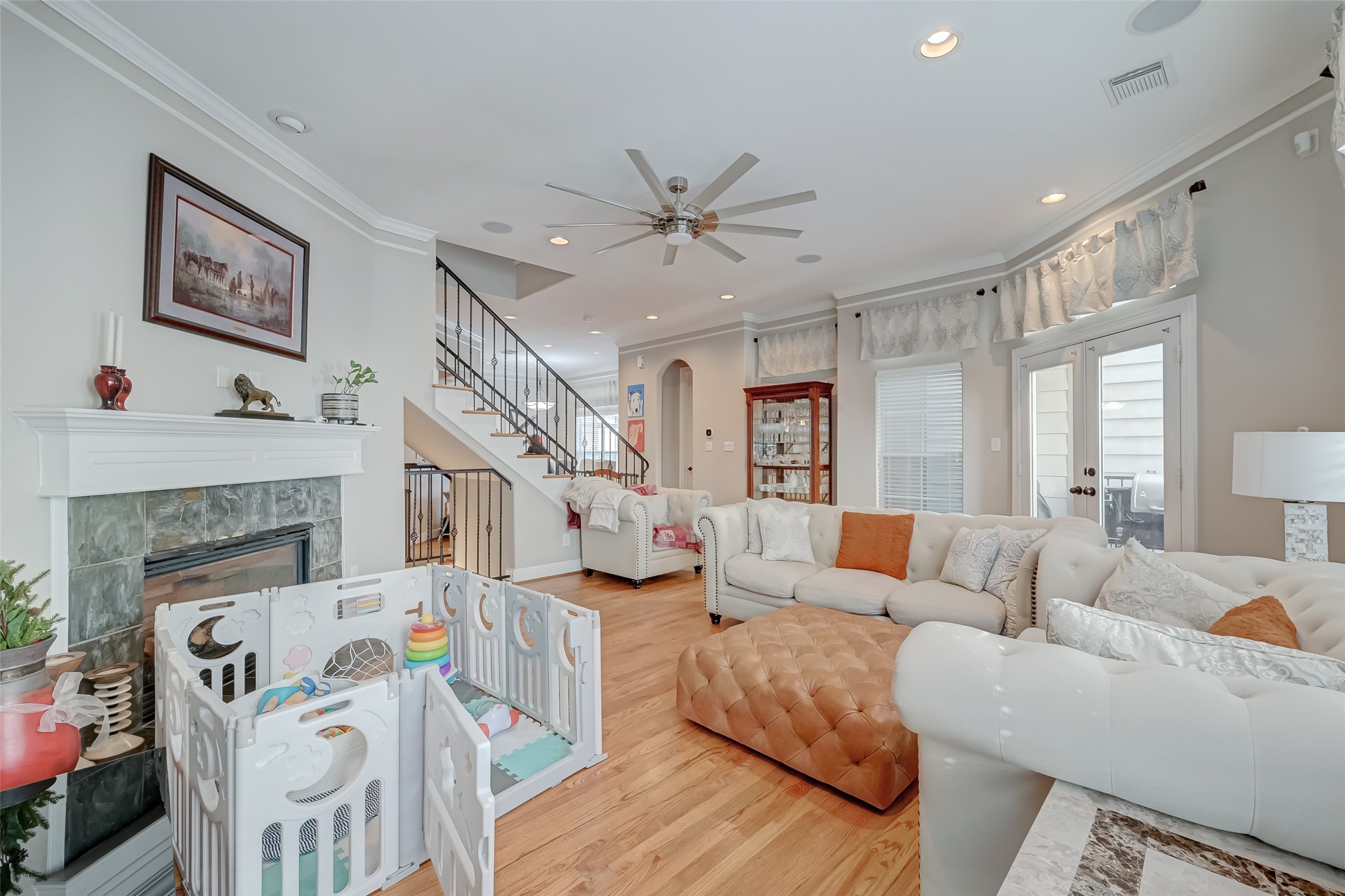 410 Fowler Street Houston, TX 77007 - Photo 11 of 49 a living room with furniture fireplace and a chandelier
