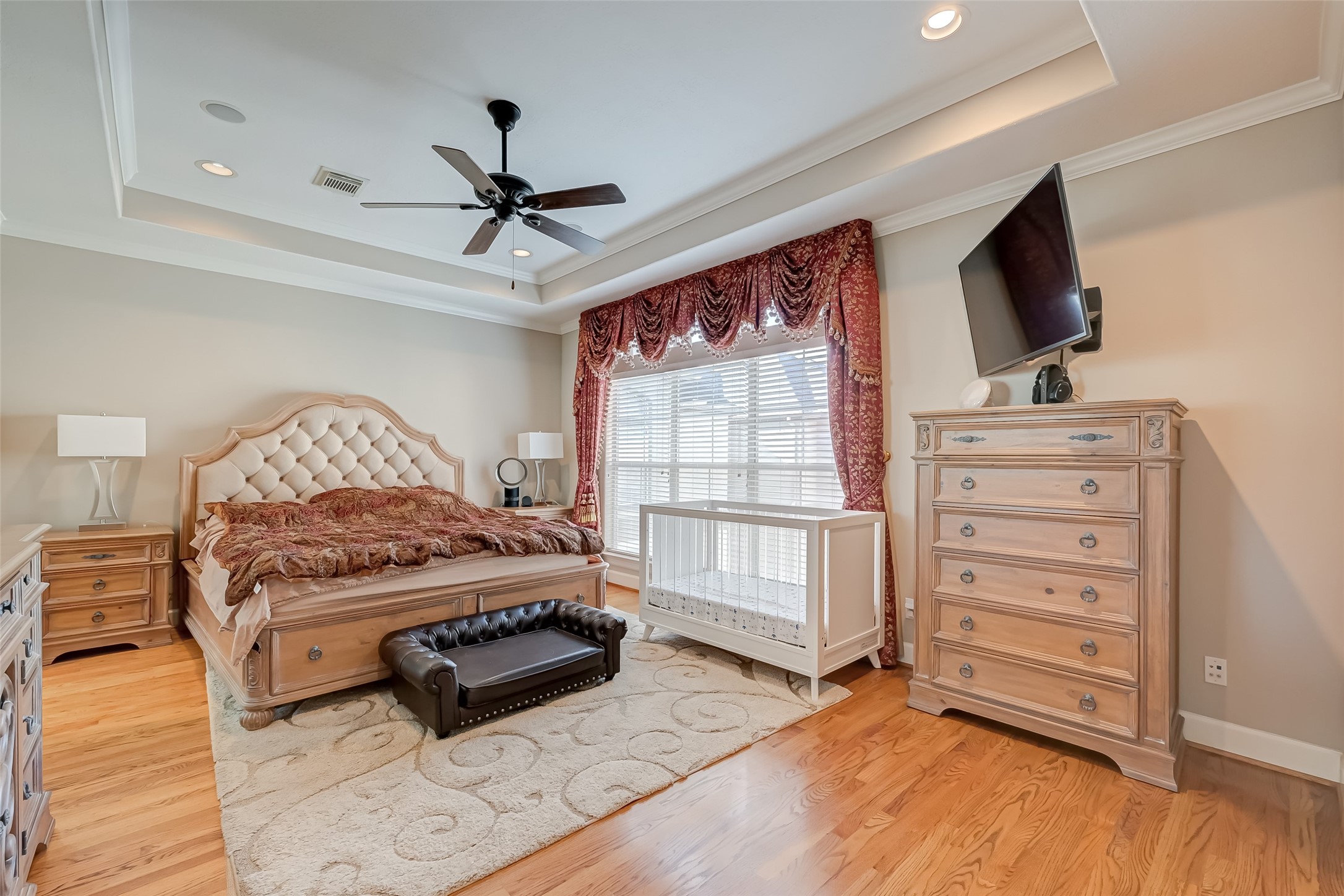 410 Fowler Street Houston, TX 77007 - Photo 22 of 49 a bedroom with a bed and a flat screen tv