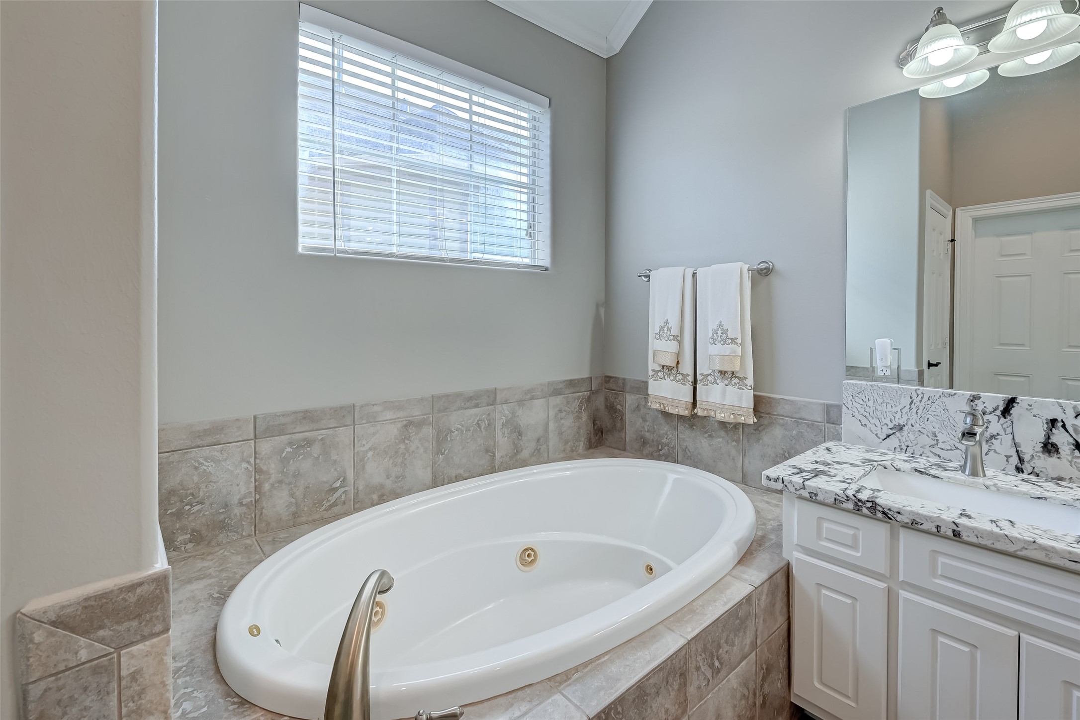 410 Fowler Street Houston, TX 77007 - Photo 28 of 49 a bathroom with a tub sink and mirror