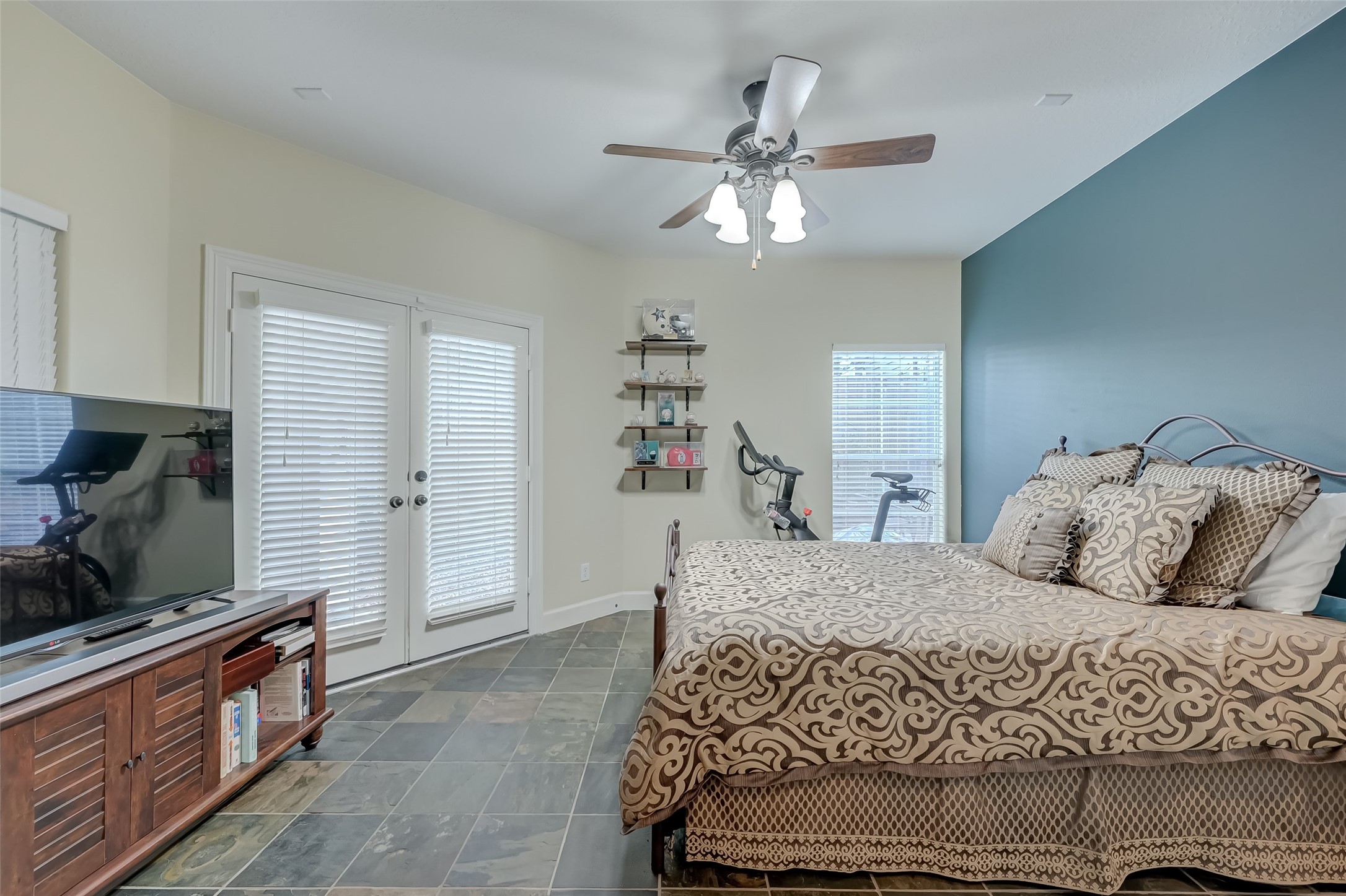410 Fowler Street Houston, TX 77007 - Photo 29 of 49 a bedroom with a large bed and a flat tv screen on dresser