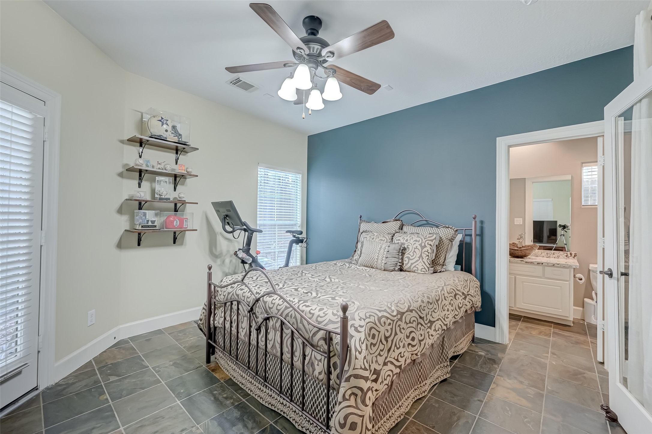 410 Fowler Street Houston, TX 77007 - Photo 30 of 49 a bedroom with a bed and a chandelier