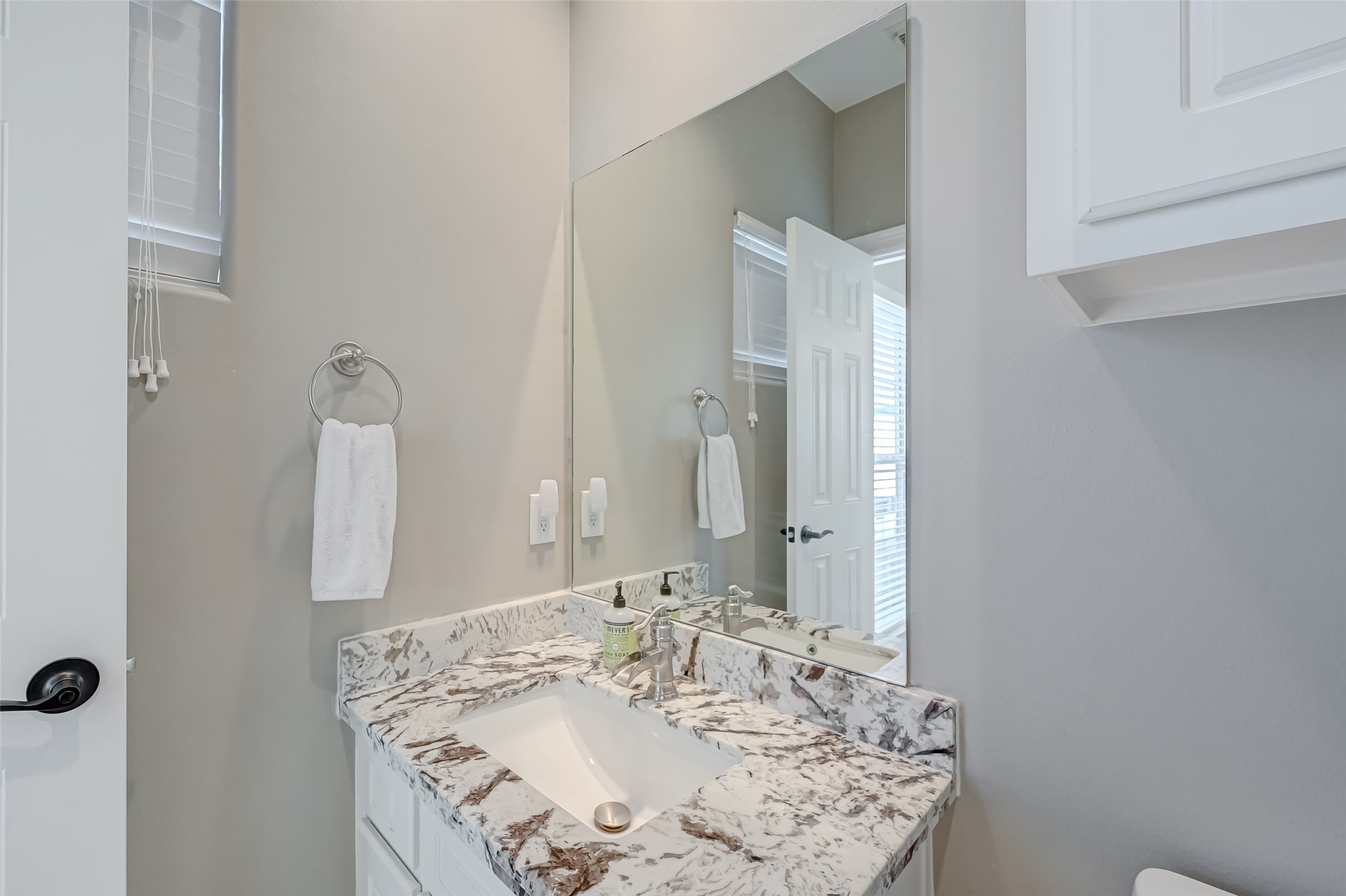 410 Fowler Street Houston, TX 77007 - Photo 36 of 49 a bathroom with a sink and a mirror