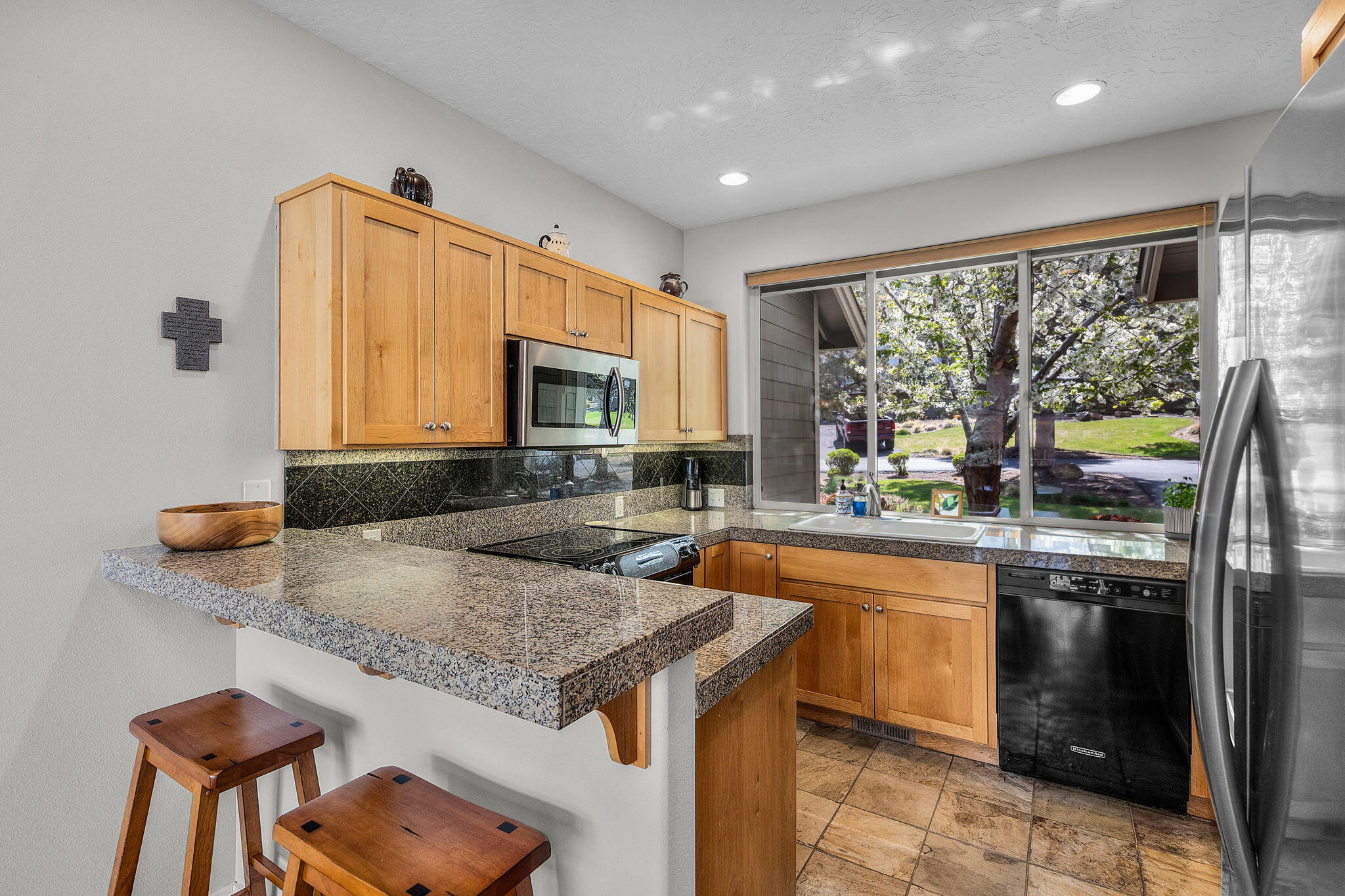 10870 Village Loop Redmond, OR 97756 - Photo 5 of 35 a kitchen with stainless steel appliances granite countertop sink stove and refrigerator
