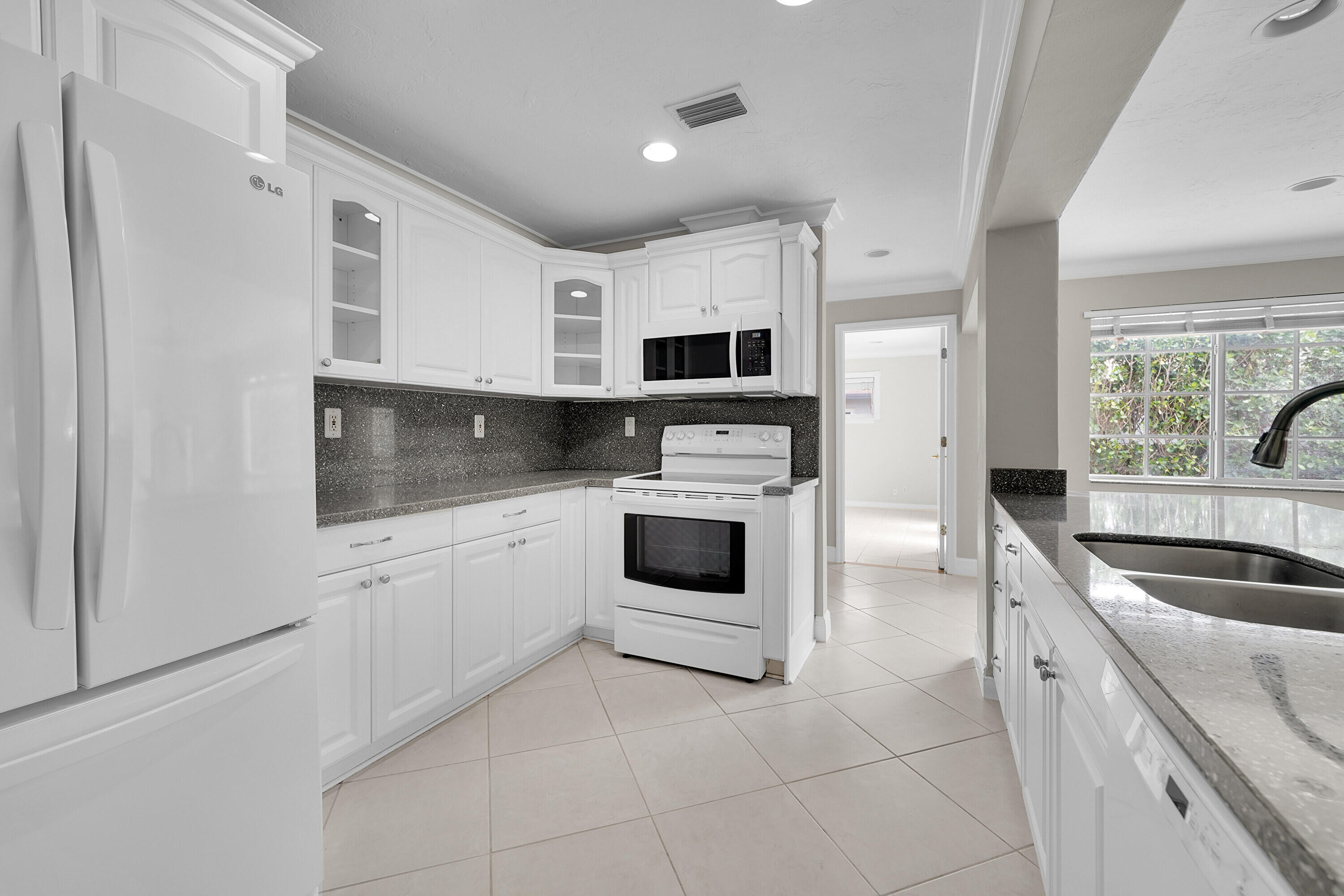 1570 Southwest 13th Drive Boca Raton, FL 33486 - Photo 3 of 22 16_dsc08984