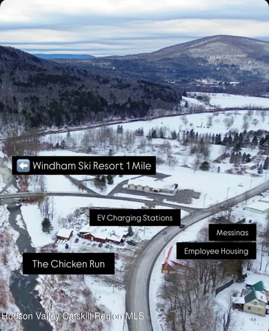 a view of entryway with furniture