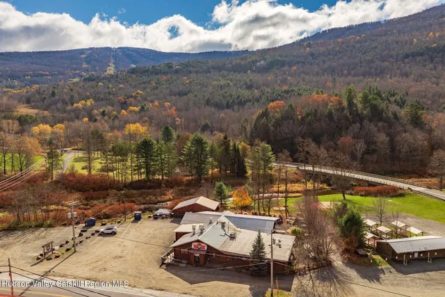 a view of a dinning table and chairs in patio