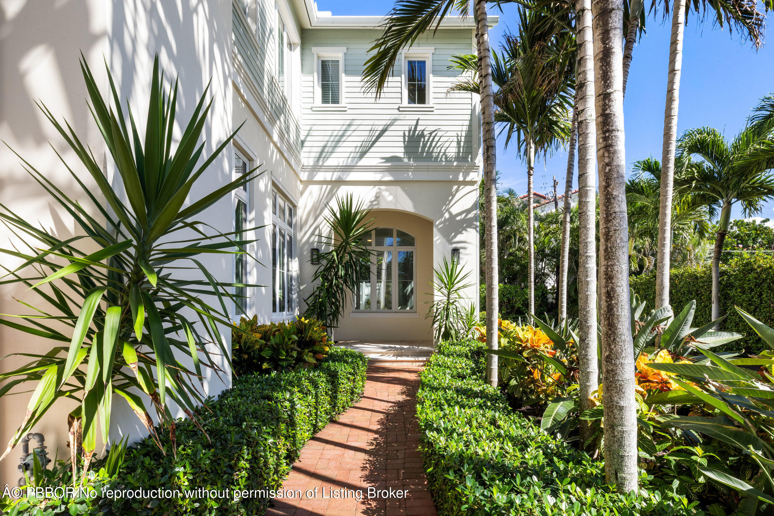 17 Adams Road, Unit 17 Ocean Ridge, FL 33435 - Photo 3 of 40 a front view of a house with a garden