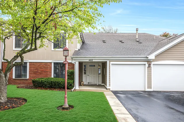$264,900 | 402 Sandalwood Lane, Unit C1, Schaumburg, IL 60193