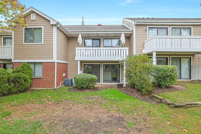 $264,900 | 402 Sandalwood Lane, Unit C1, Schaumburg, IL 60193