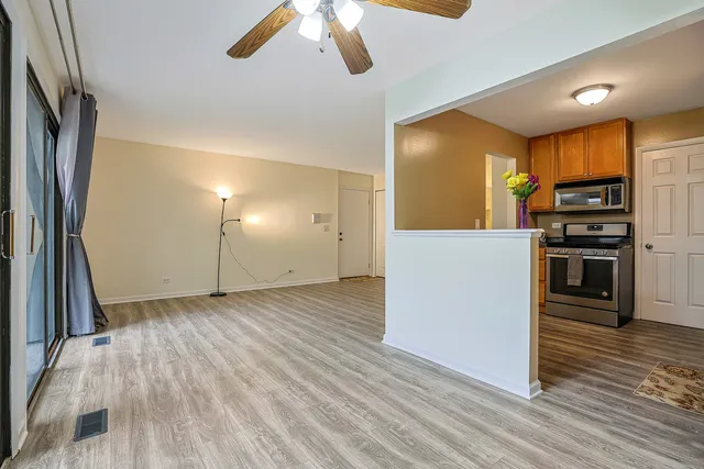 $264,900 | 402 Sandalwood Lane, Unit C1, Schaumburg, IL 60193