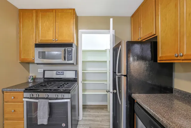 $264,900 | 402 Sandalwood Lane, Unit C1, Schaumburg, IL 60193