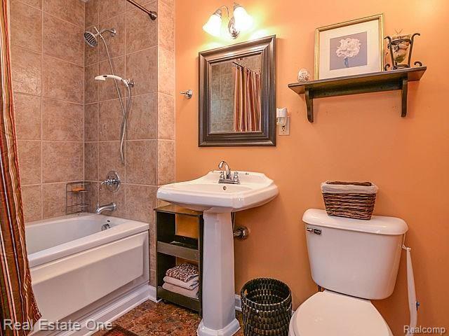 2070 West Wardlow Road Highland, MI 48357 - Photo 21 of 46 Entry Level Bath
