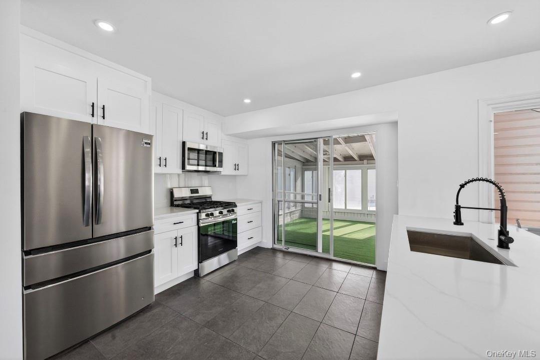 8 White Birch Lane Commack, NY 11725 - Photo 7 of 37