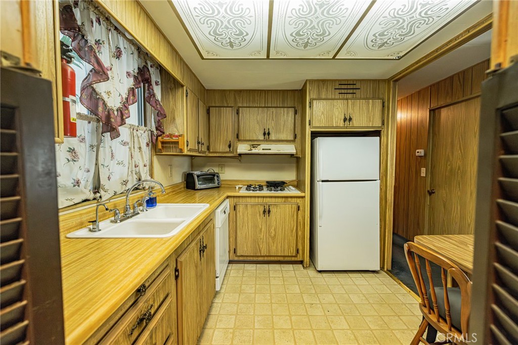 300 North Rampart Street, Unit 79 Orange, CA 92868 - Photo 9 of 14 Kitchen