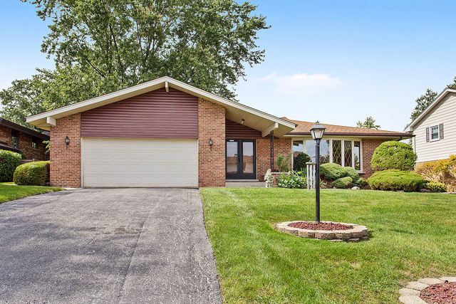 13000 Winnebago Road Palos Heights, IL 60463 - Photo 2 of 15 a front view of a house with a yard