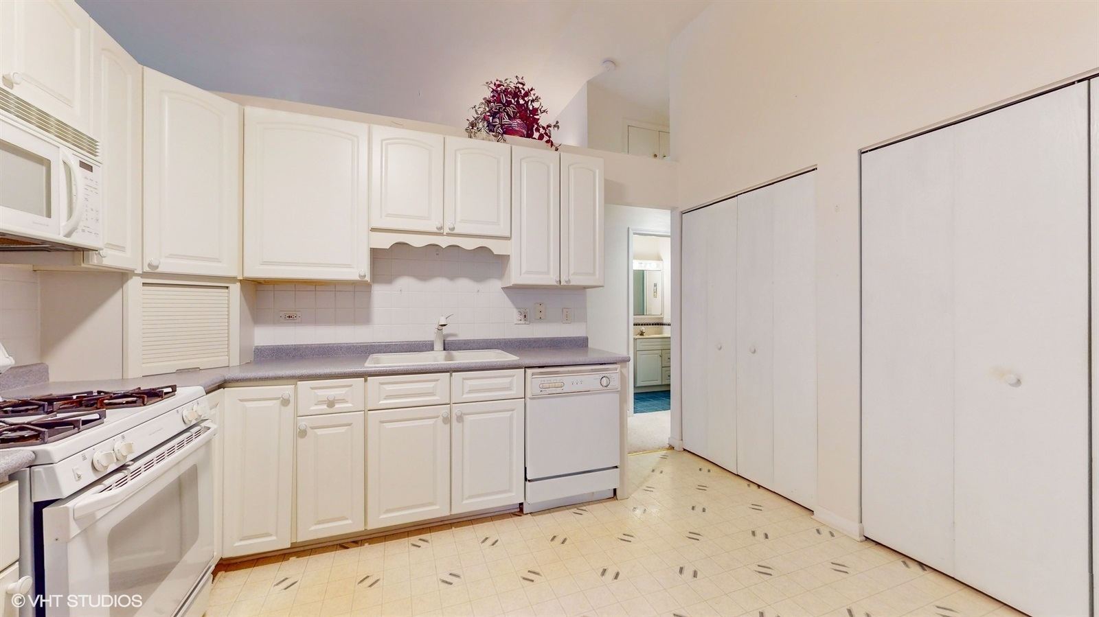 6 Sandhurst Road Mundelein, IL 60060 - Photo 9 of 21 Gallery Image 9