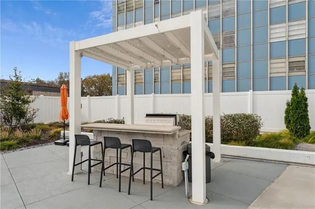 $165,000 | 333 West Meyer Boulevard, Unit 504, Kansas City, MO 64113