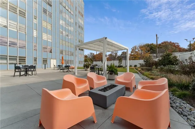 $165,000 | 333 West Meyer Boulevard, Unit 504, Kansas City, MO 64113