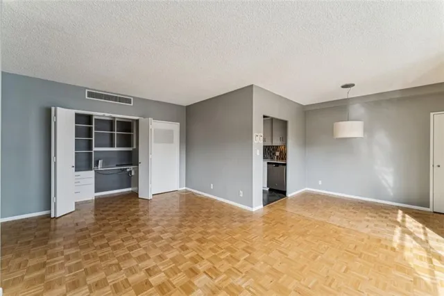 $165,000 | 333 West Meyer Boulevard, Unit 504, Kansas City, MO 64113