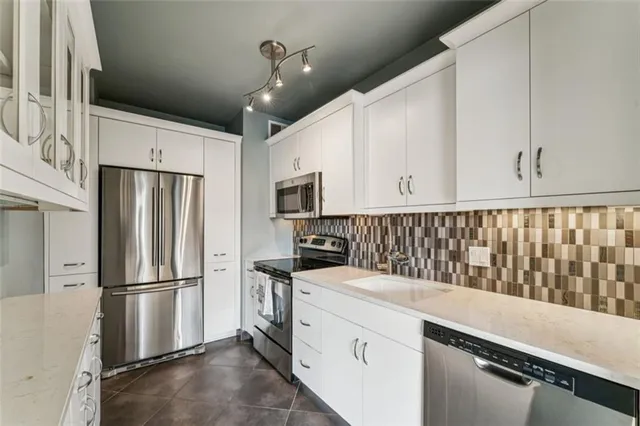 $165,000 | 333 West Meyer Boulevard, Unit 504, Kansas City, MO 64113