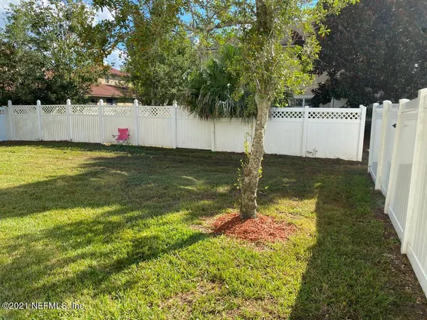 a view of a backyard