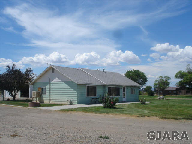 1049-19 19 1/2 Road Fruita, CO 81521 - Photo 4 of 9 a front view of a house with garden