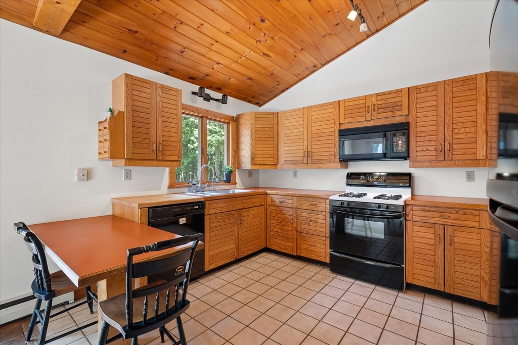 36 Heywood Road Sterling, MA 01564 - Photo 5 of 37