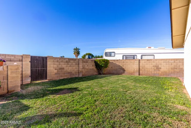 a view of a backyard