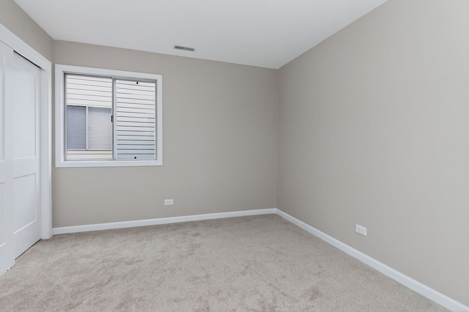 1314 Haverhill Circle Naperville, IL 60563 - Photo 10 of 15 an empty room with a window