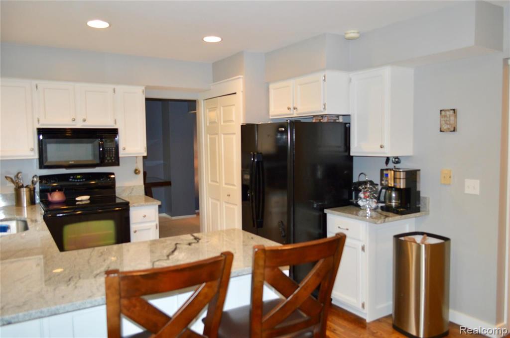 35472 Fredericksburg Road Farmington Hills, MI 48331 - Photo 5 of 28