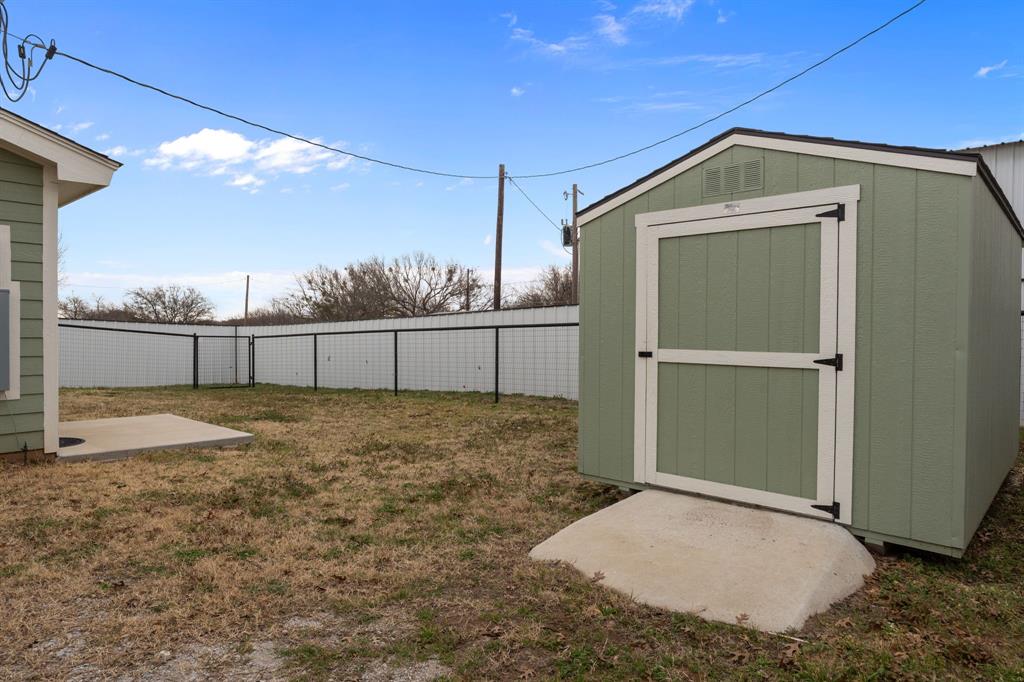 1070 East Reno Road Azle, TX 76020 - Photo 19 of 19 a backyard of a house