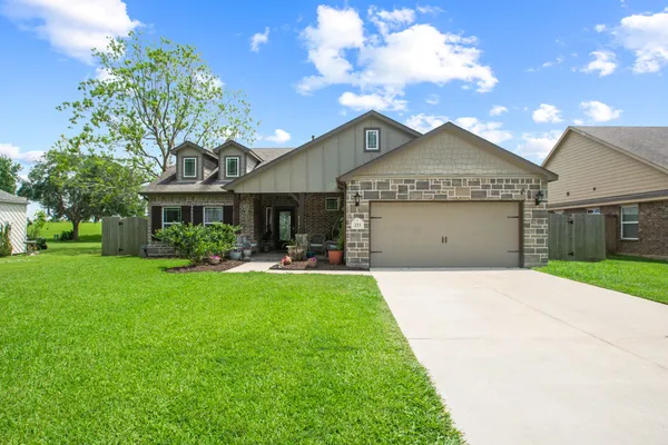 $305,000 | 233 Twin Lakes Boulevard West, West Columbia, TX 77486