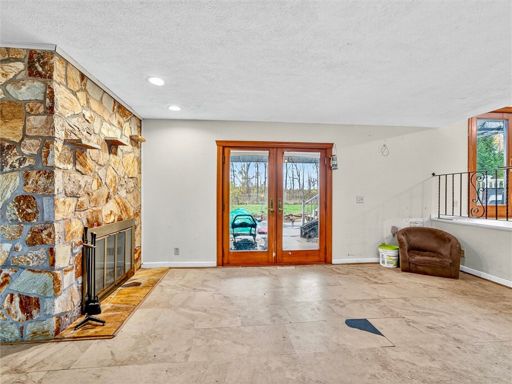 1855 North Union Street Parma, NY 14559 - Photo 14 of 49 Living room