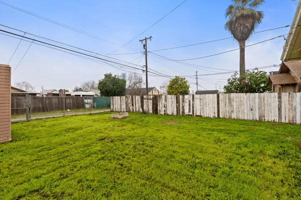 a view of a back yard