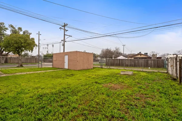 a view of a backyard