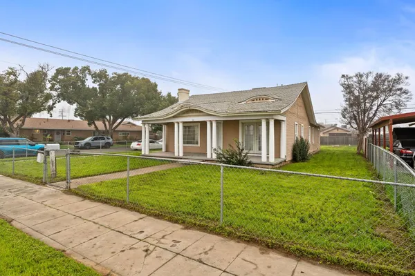 a view of a house with backyard
